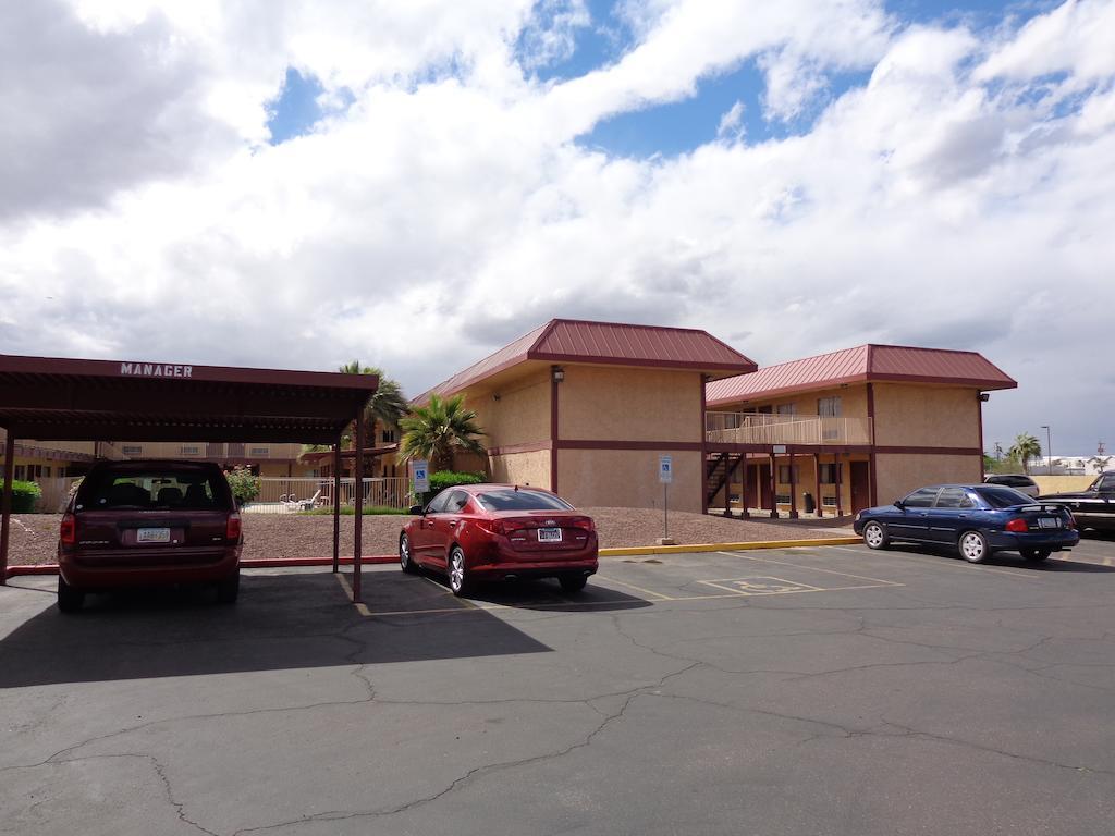 Knights Inn Phoenix At N Black Canyon Hwy Exterior photo